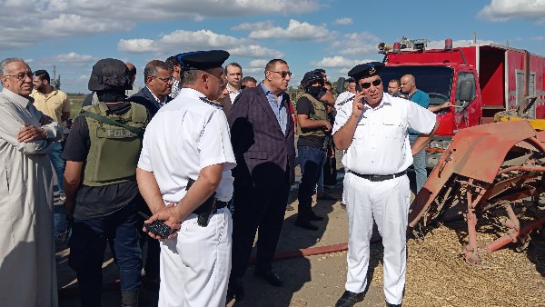 مدير أمن كفر الشيخ يتابع جهود إخماد حريق في شونة قش بالكراكات