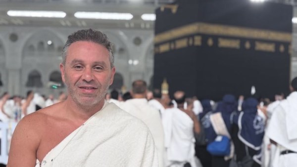 حازم إمام يتألق في أحدث ظهور له من الحرم المكي