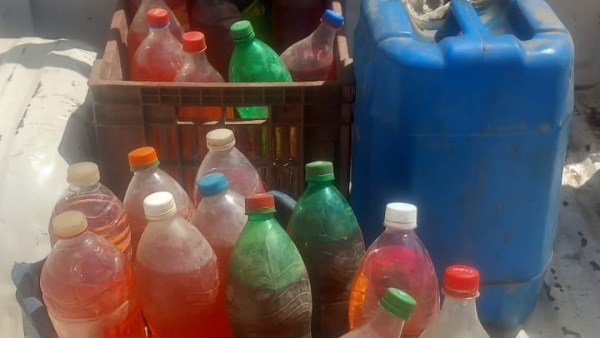 البنزين متاح في البقاليات: ضبط بيع مواد بترولية خارج محطات الوقود في قنا