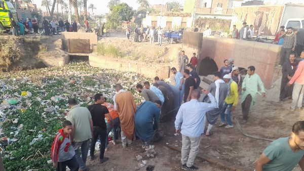 توك توك يحمل تلاميذ مدارس يتعرض لحادث سقوط في مصرف بأسيوط: تفاصيل وصور