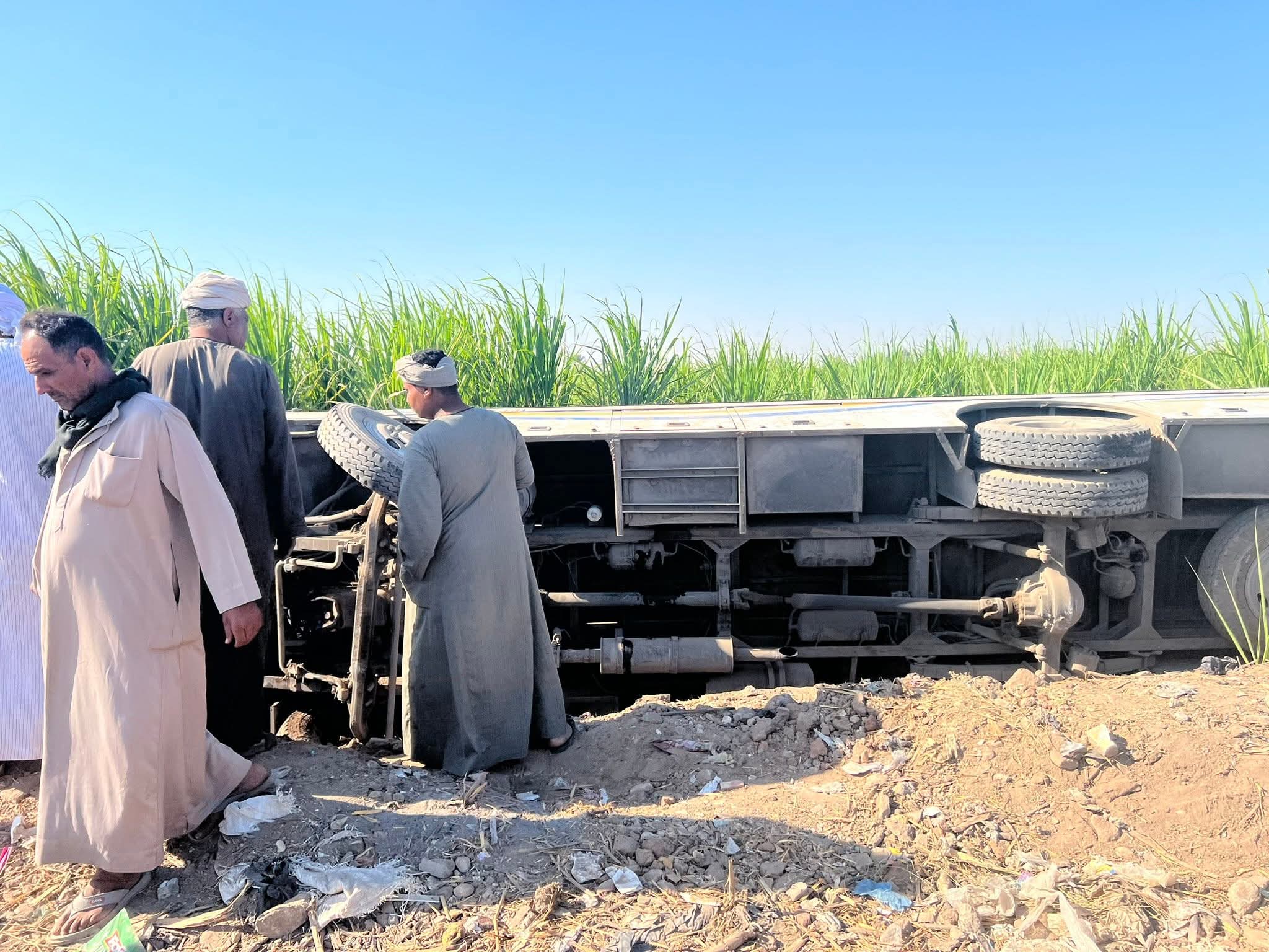 فرق الإسعاف في موقع الحادث