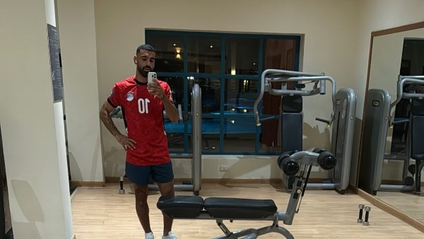 محمد صلاح يشارك لياقته البدنية من صالة الألعاب الرياضية