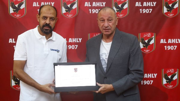 الأهلي يحتفي بعماد النحاس تقديراً لإسهاماته مع فريق الكرة