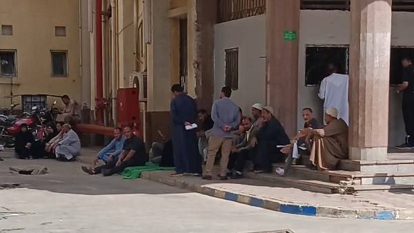 أسرة شقيقات المنوفية المتوفيات تنتظر بفارغ الصبر أمام المشرحة لاستلام الجثامين