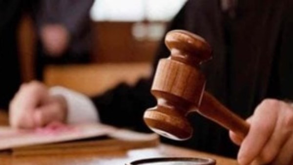 إحالة 3 عاطلين للمحاكمة بتهمة حيازة مخدر وسلاح في الوايلي