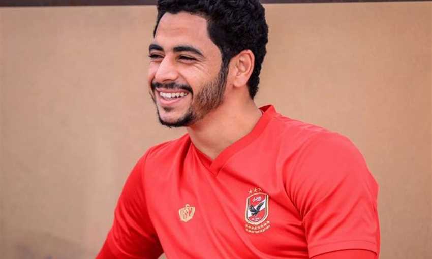 الأهلي يتفاوض مع البنك للحصول على خدمات مدافع الفريق