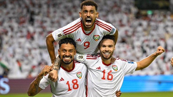 الإمارات تحقق انتصاراً مثيراً على عمان 2-1 في تصفيات كأس العالم