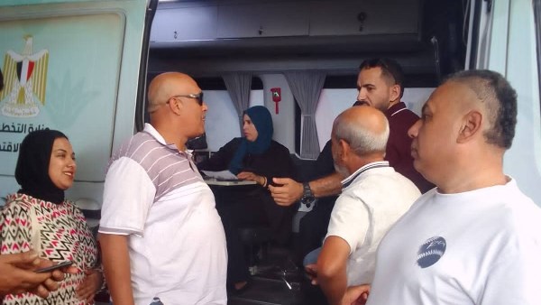 السيارة المتنقلة للمركز التكنولوجي بدمياط تستقبل معاملات الكارتة المجمعة