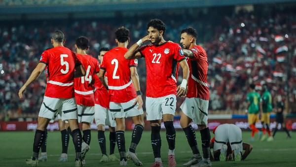 منتخب مصر يوجه دعوة لمرموش وإمام عاشور لحضور احتفالية التأهل إلى المونديال