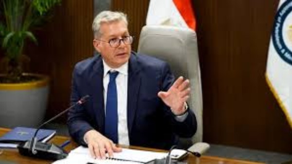 وزير البترول يهنئ وزير العمل بمناسبة إعادة انتخاب مصر لرئاسة منظمة العمل العربية